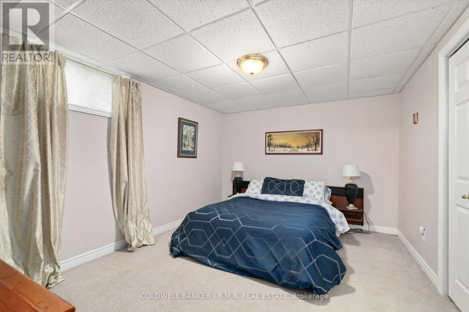 7 EAKINS CRESCENT