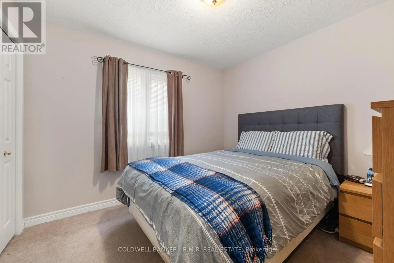 7 EAKINS CRESCENT