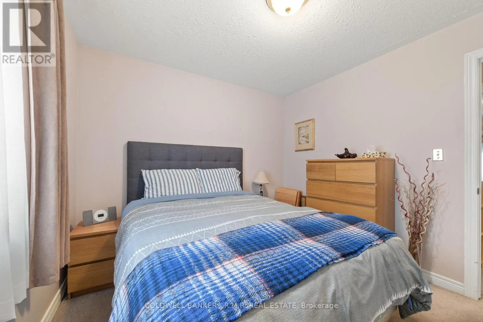 7 EAKINS CRESCENT