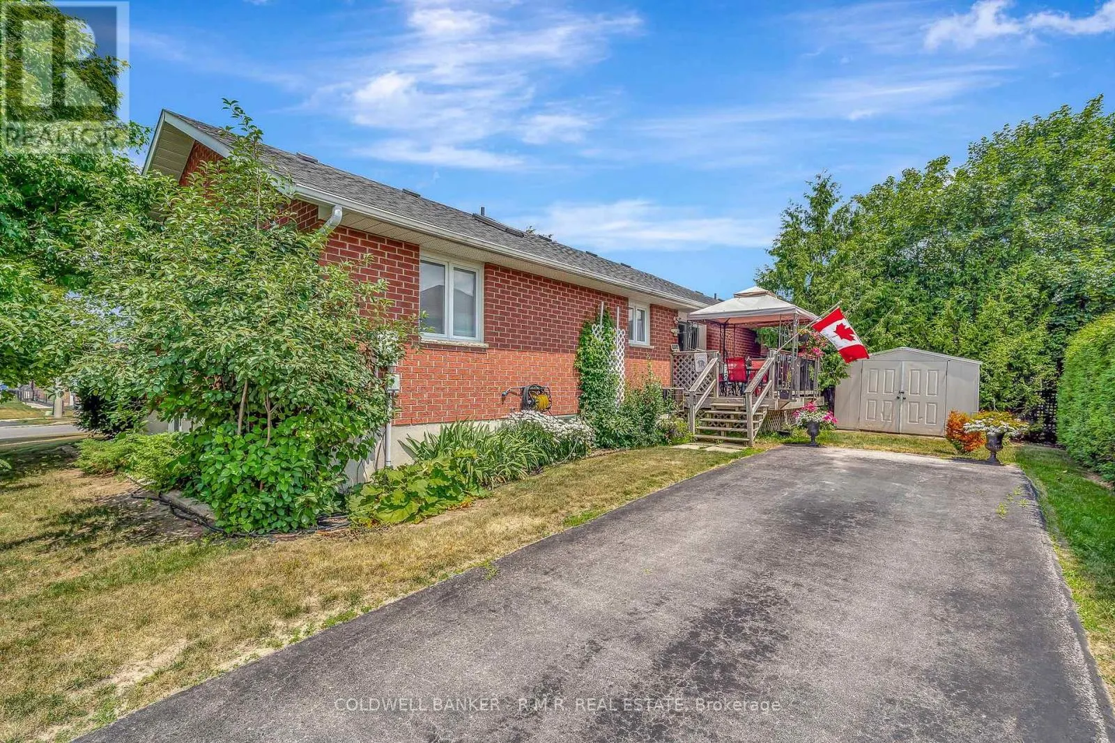 7 EAKINS CRESCENT
