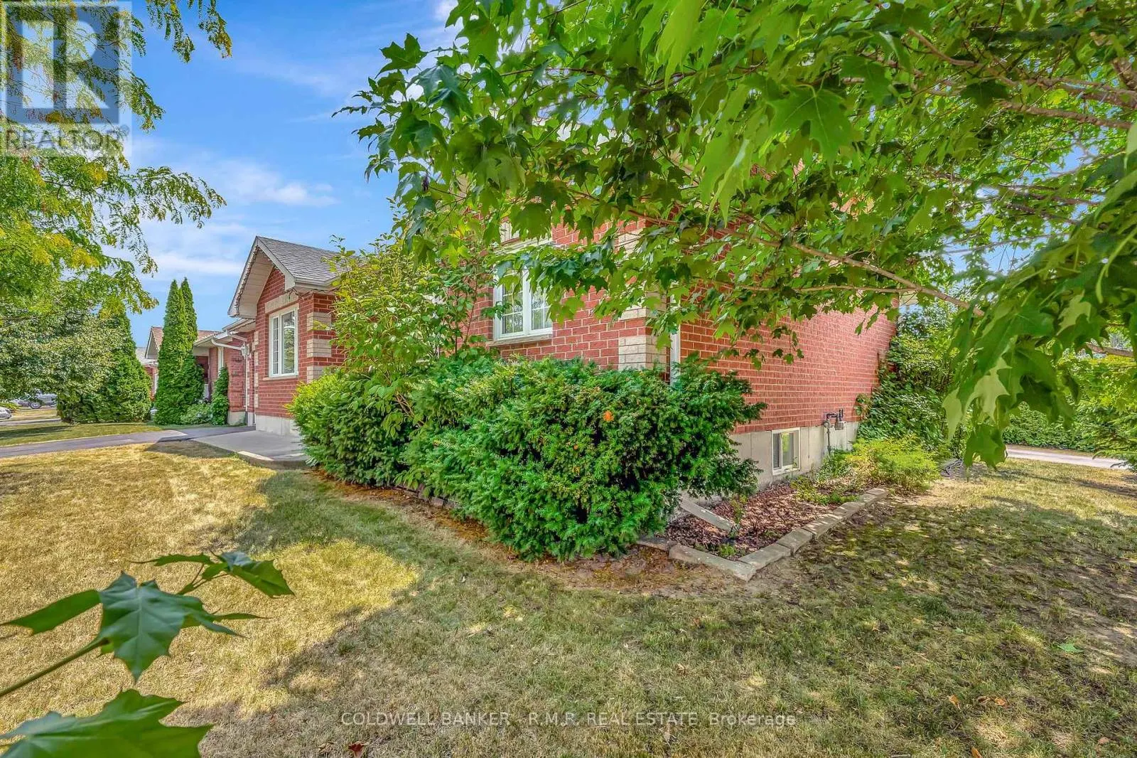 7 EAKINS CRESCENT