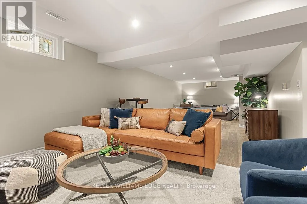 16 EDGECROFT CRESCENT