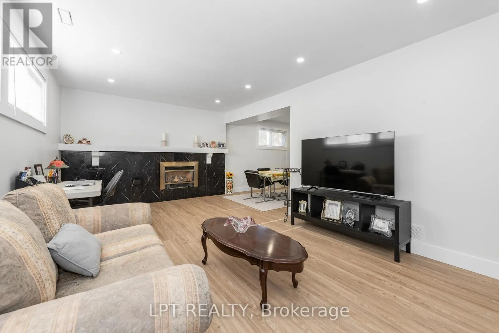 859 GRIFFITH WAY