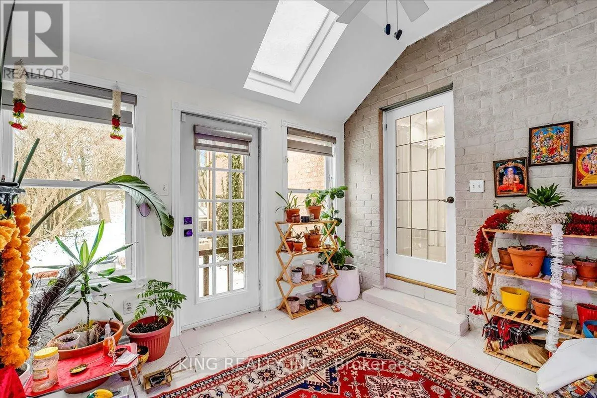 16 MEANDER CLOSE