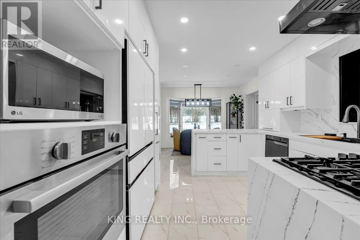 16 MEANDER CLOSE