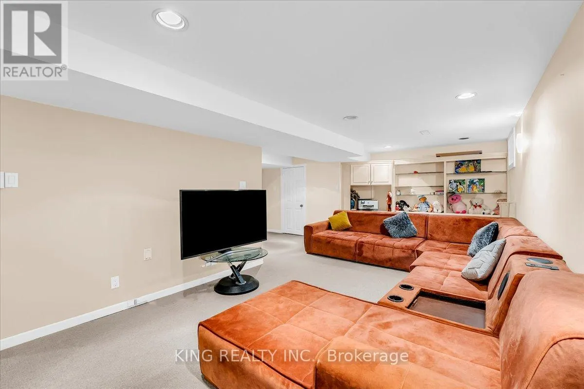 16 MEANDER CLOSE