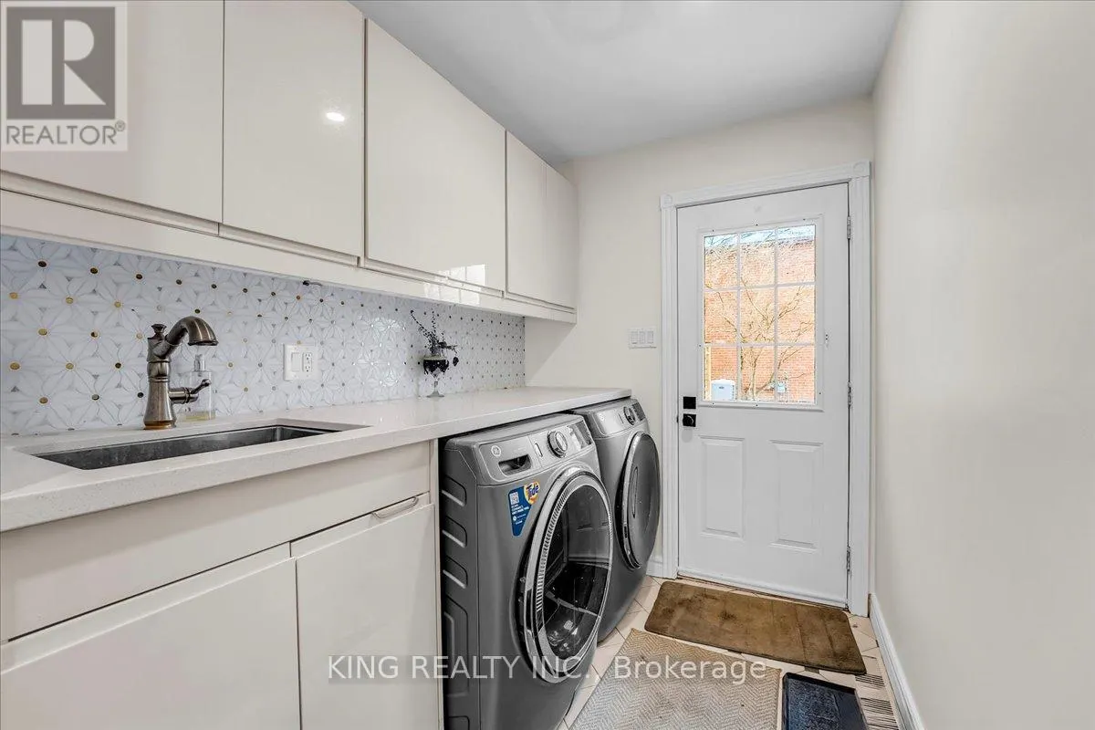 16 MEANDER CLOSE