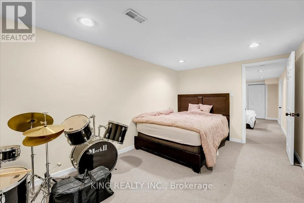 16 MEANDER CLOSE