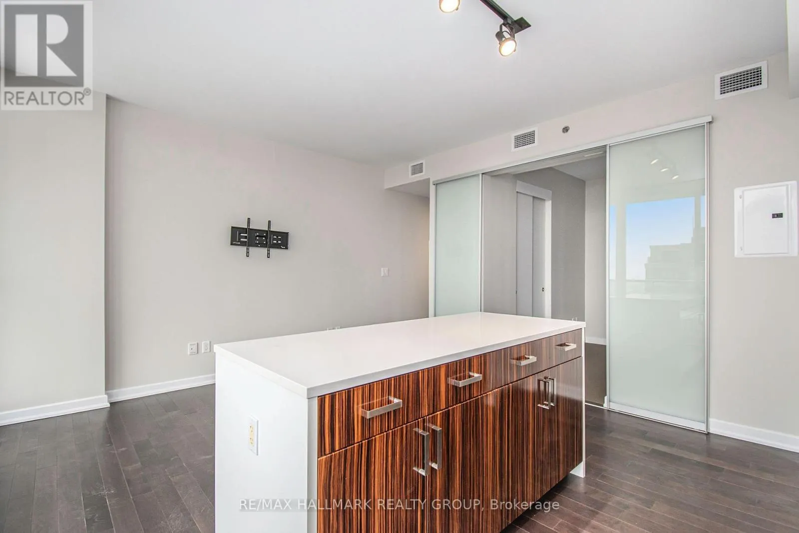 1007 - 300 LISGAR STREET