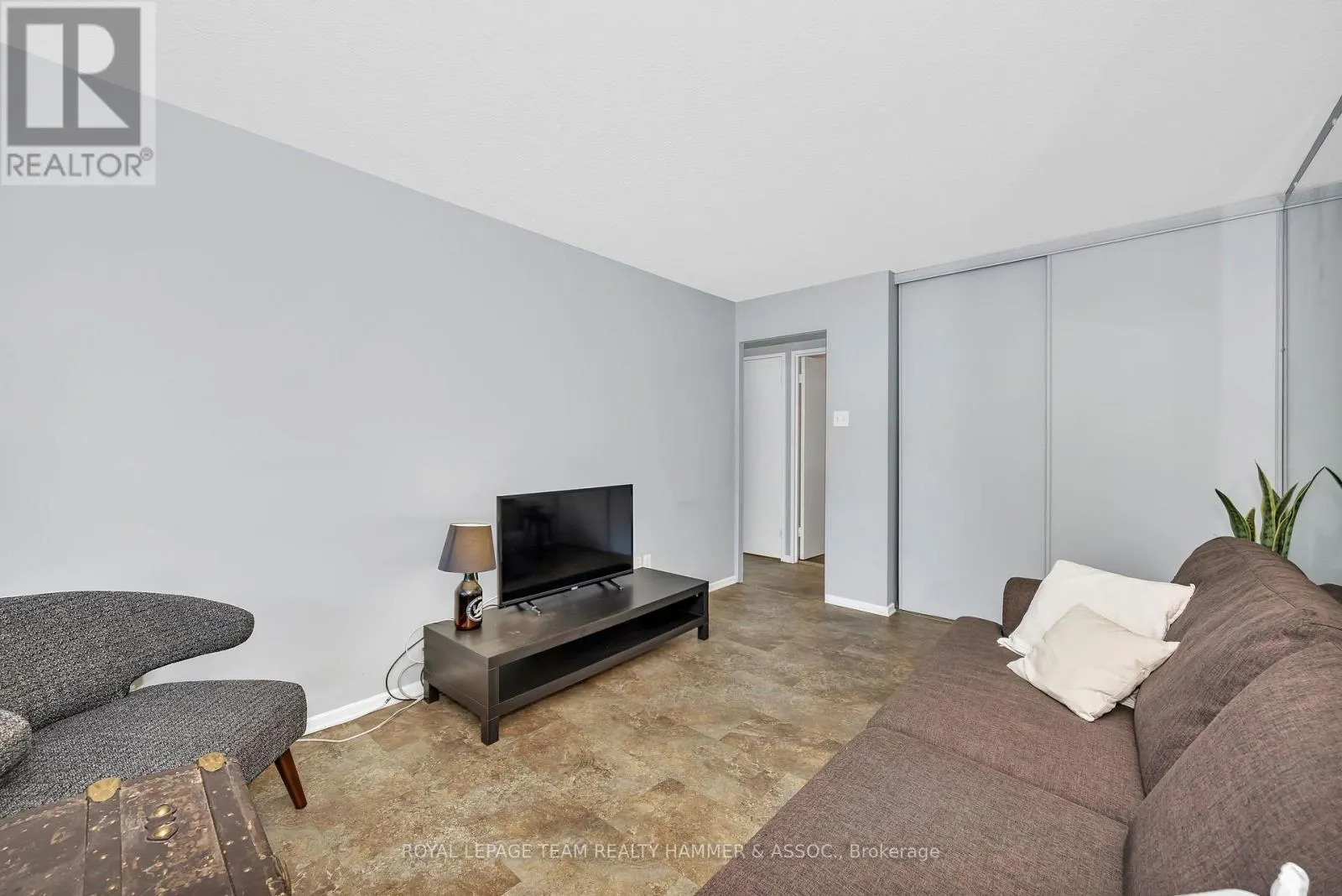 106 - 415 GREENVIEW AVENUE