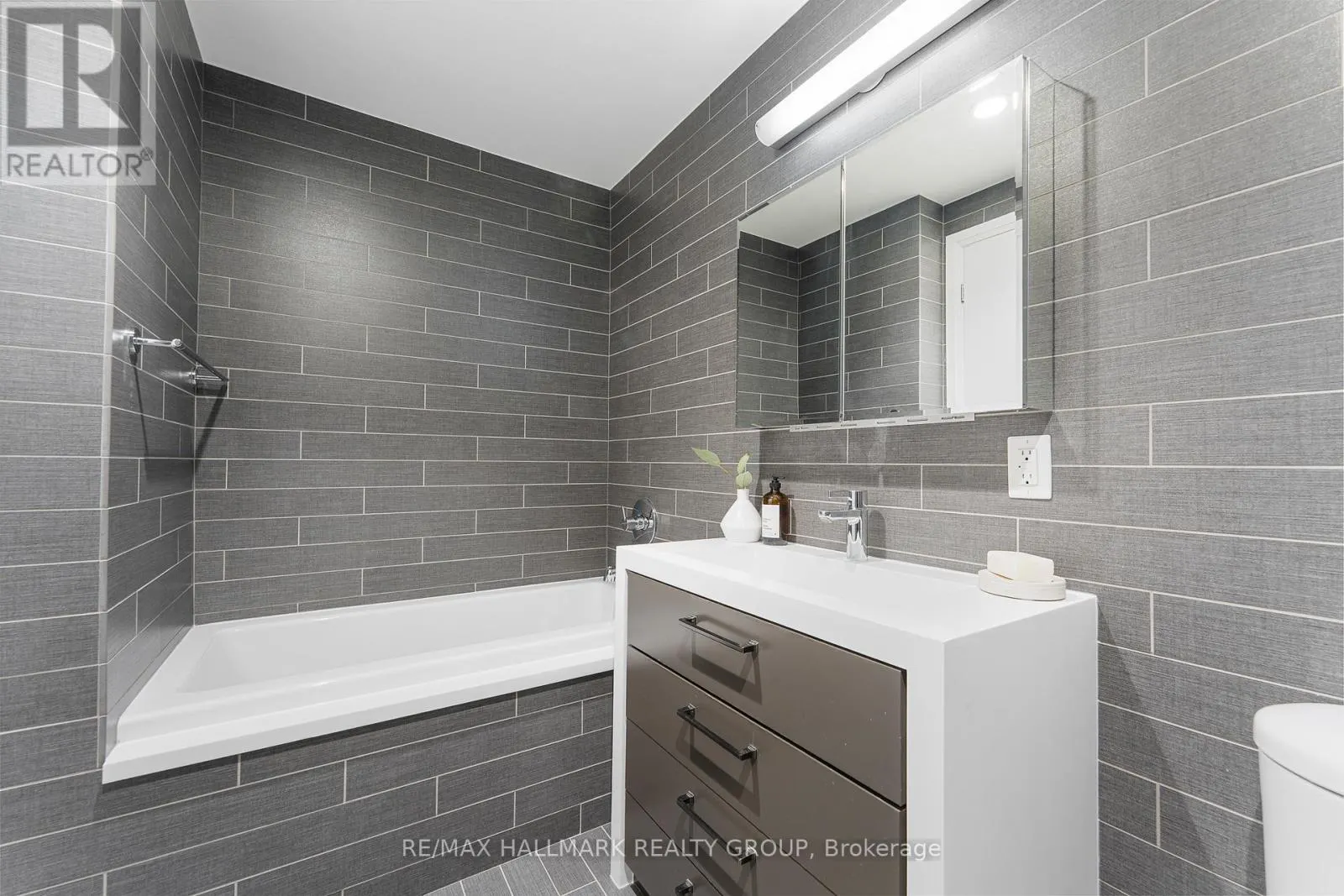 1007 - 428 SPARKS STREET