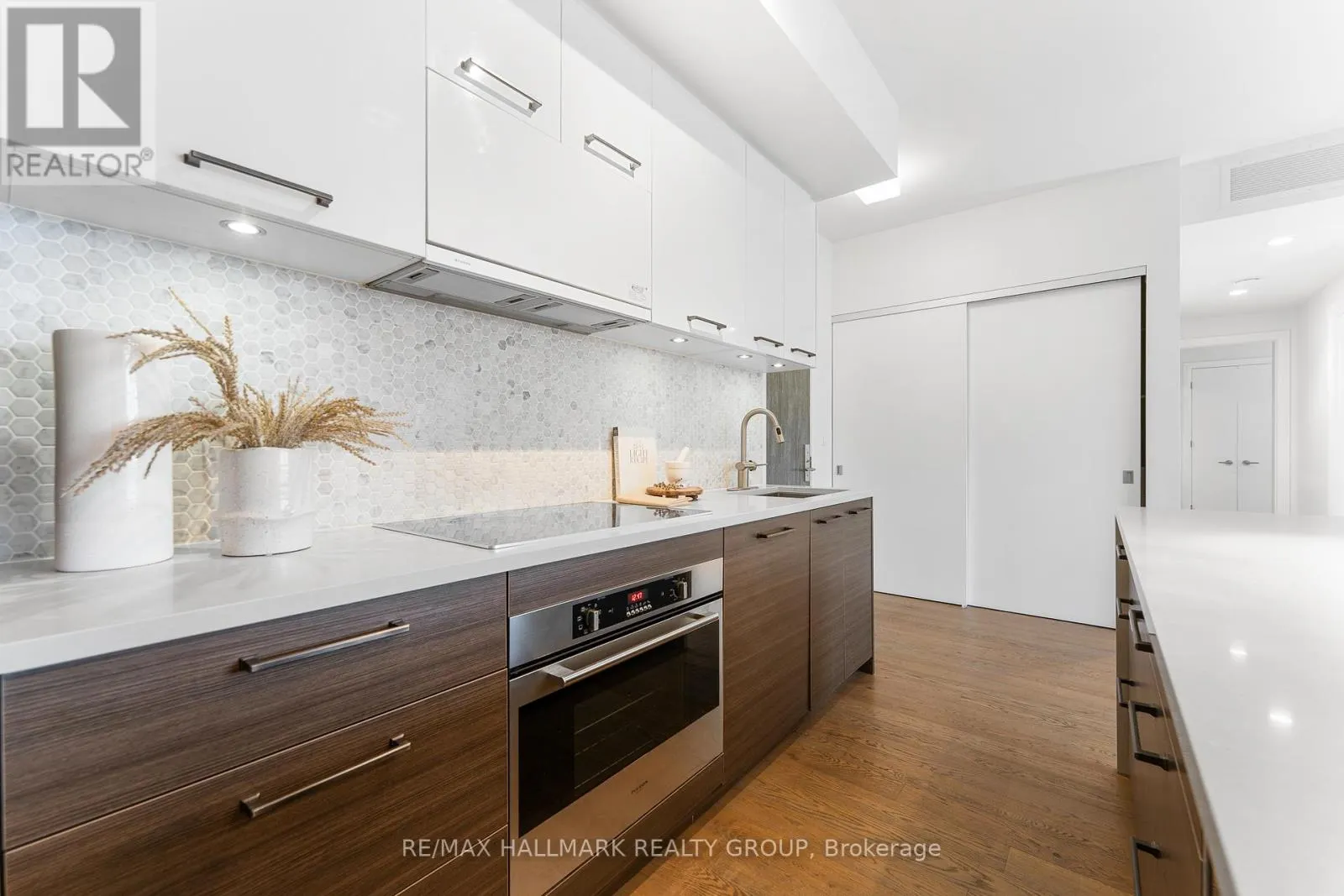 1007 - 428 SPARKS STREET