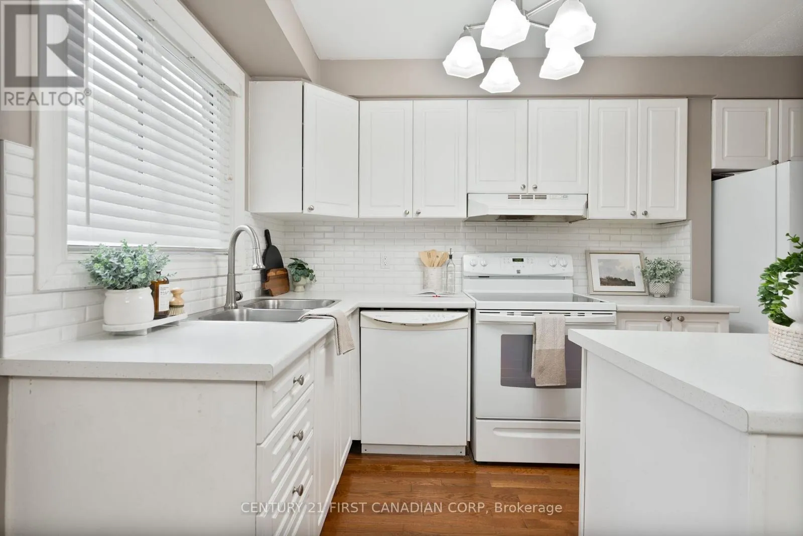 21 - 320 WESTMINSTER AVENUE, #21