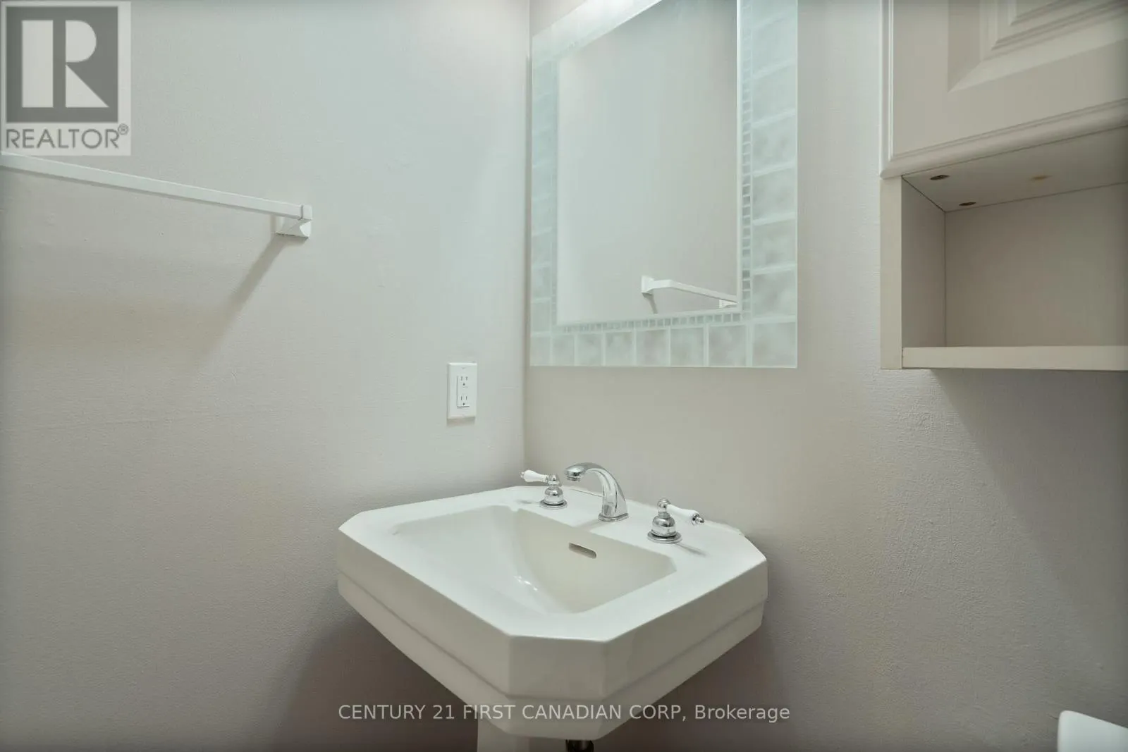 21 - 320 WESTMINSTER AVENUE, #21