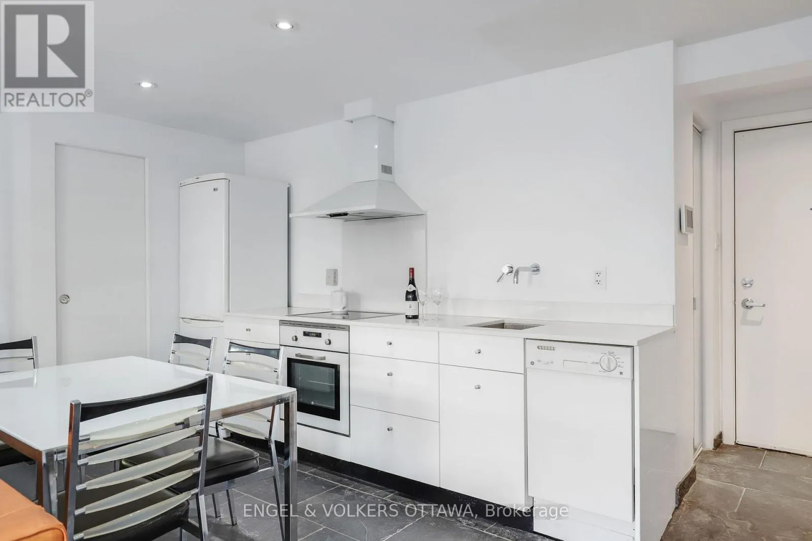 4 - 75 HENEY STREET
