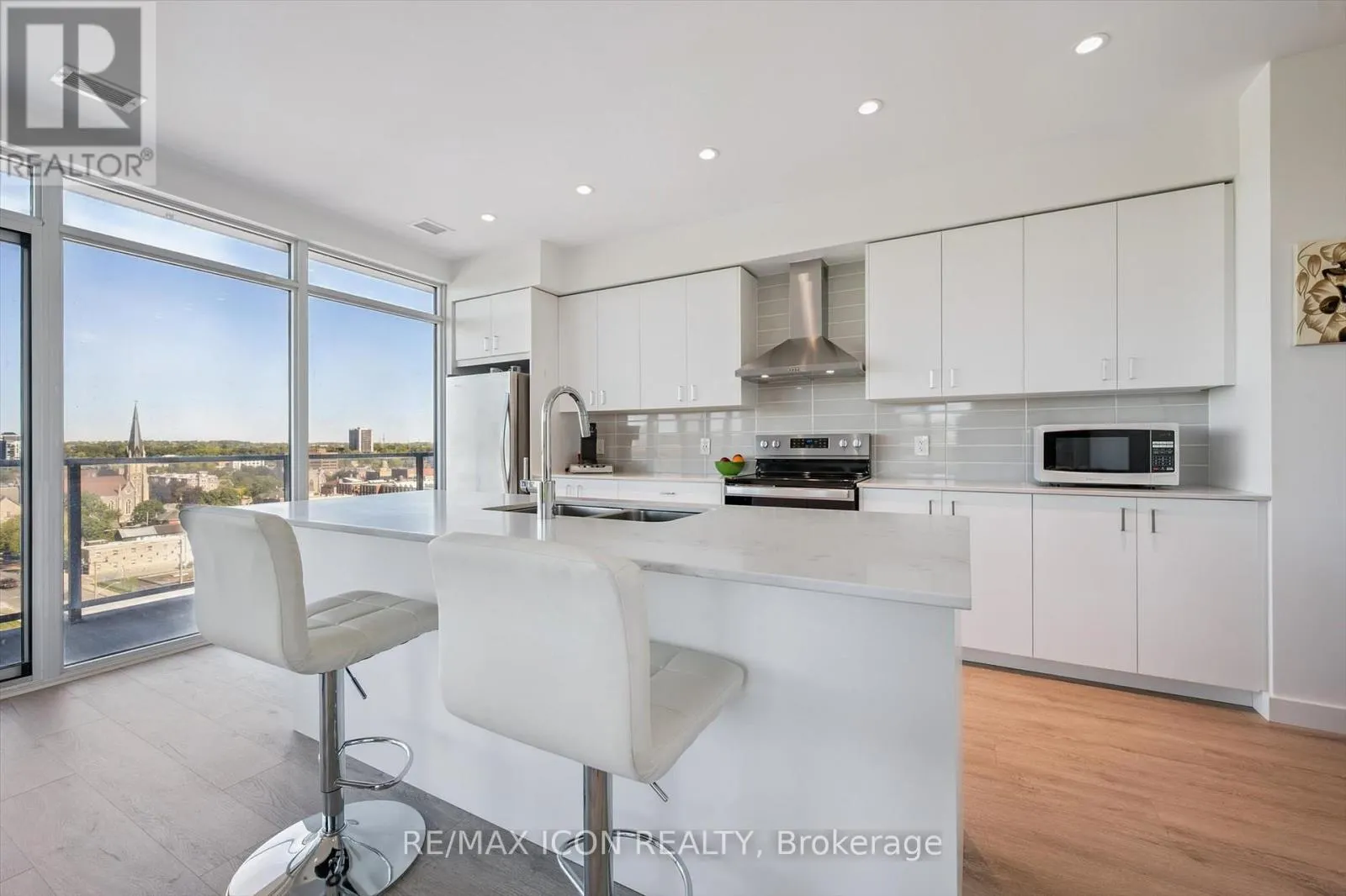 902 - 15 GLEBE STREET