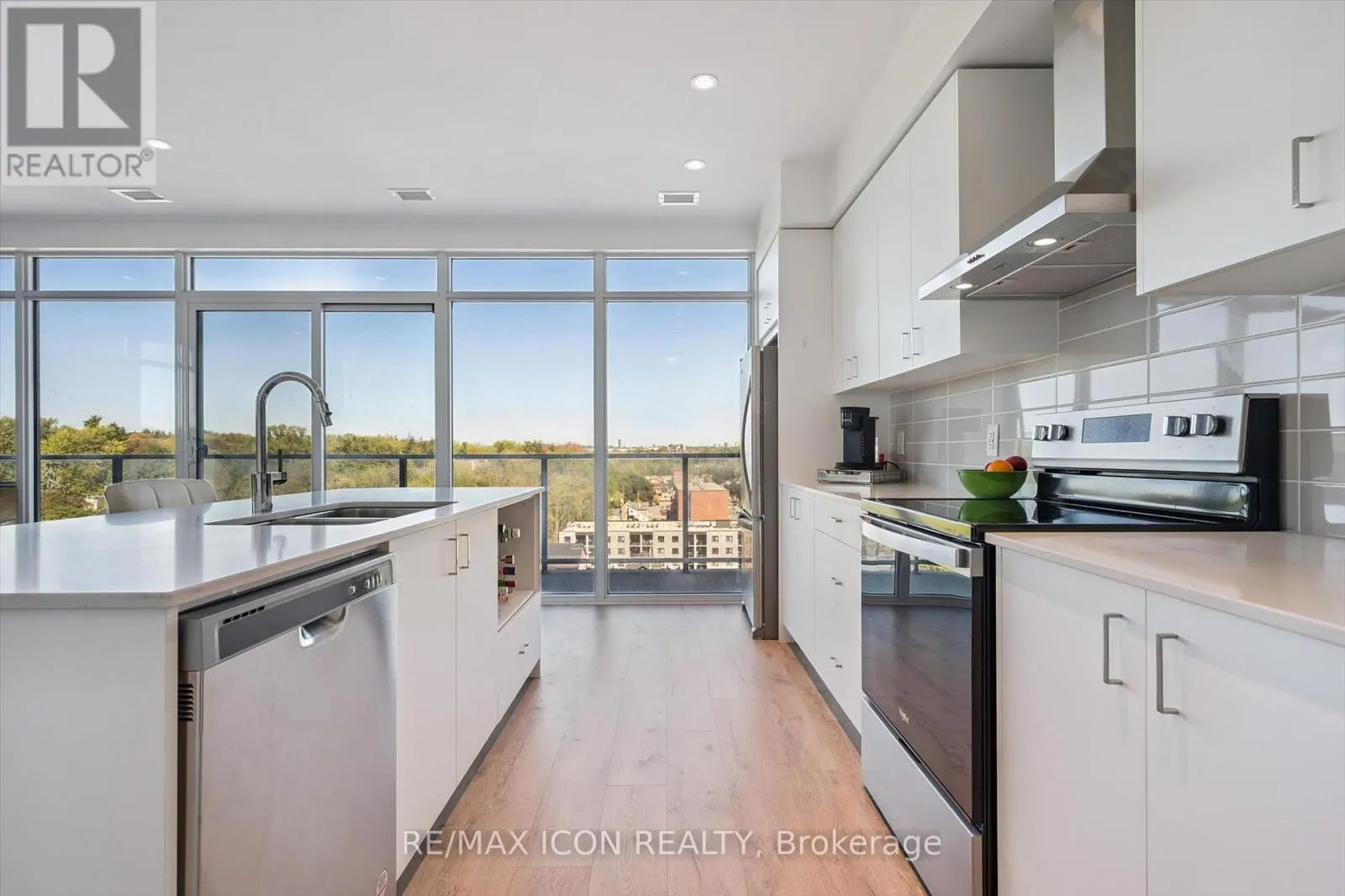 902 - 15 GLEBE STREET