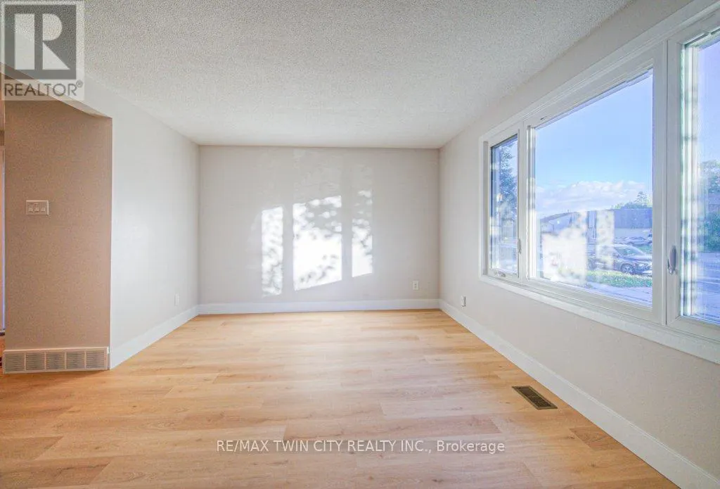 563 ELGIN STREET N