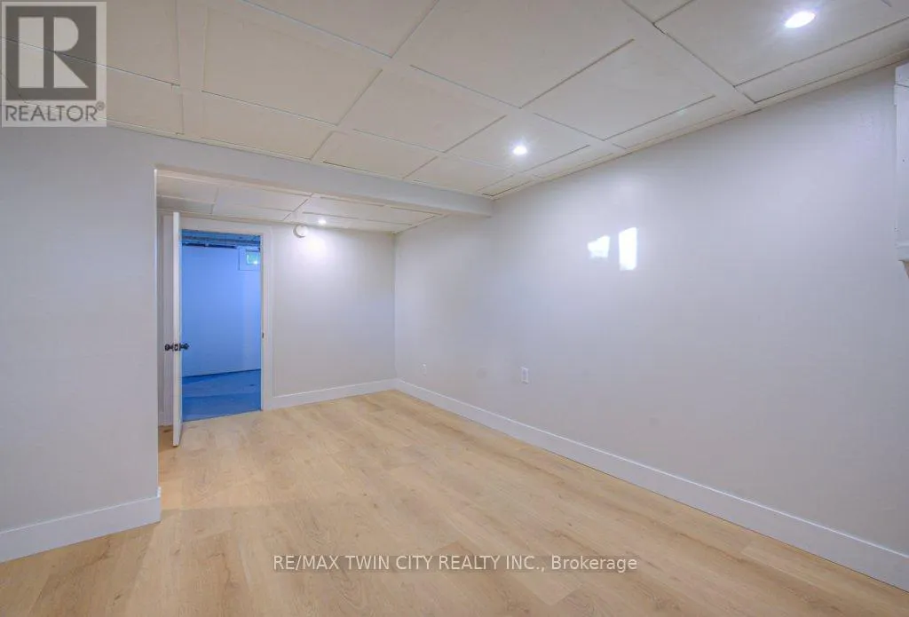 563 ELGIN STREET N