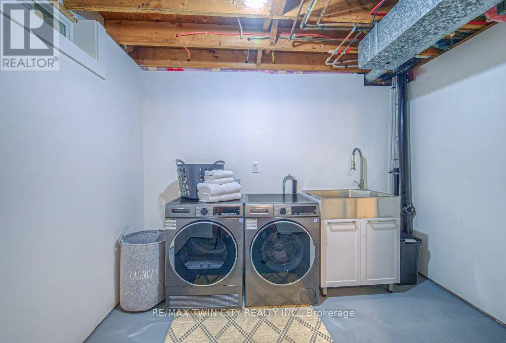 563 ELGIN STREET N