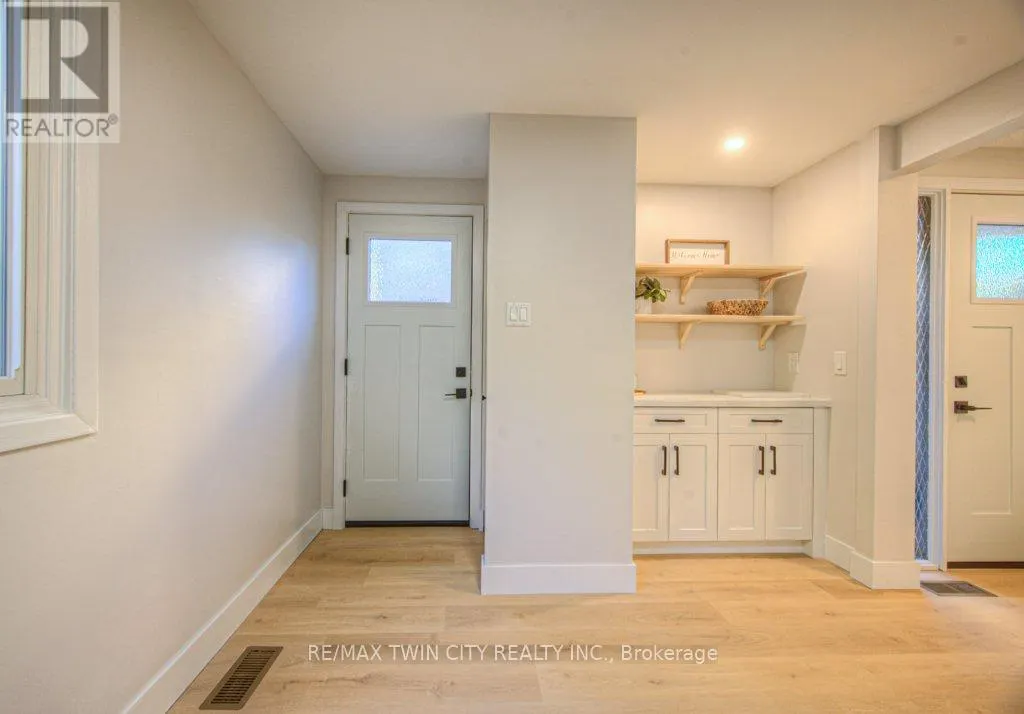 563 ELGIN STREET N