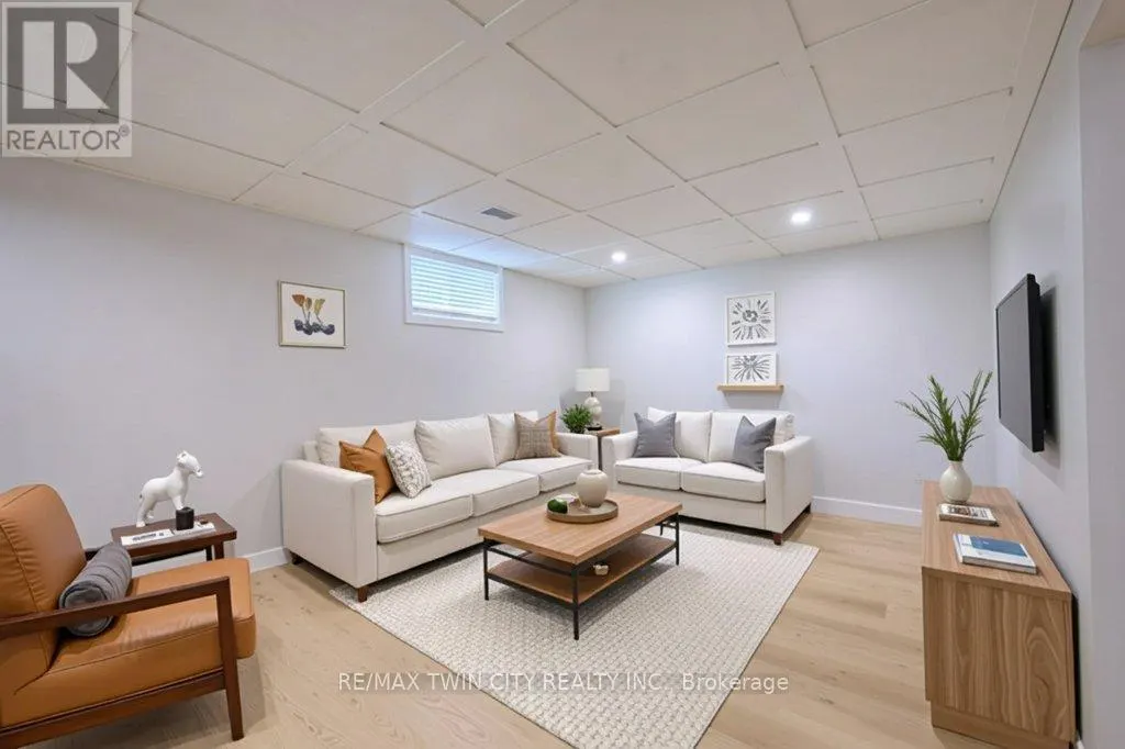 563 ELGIN STREET N
