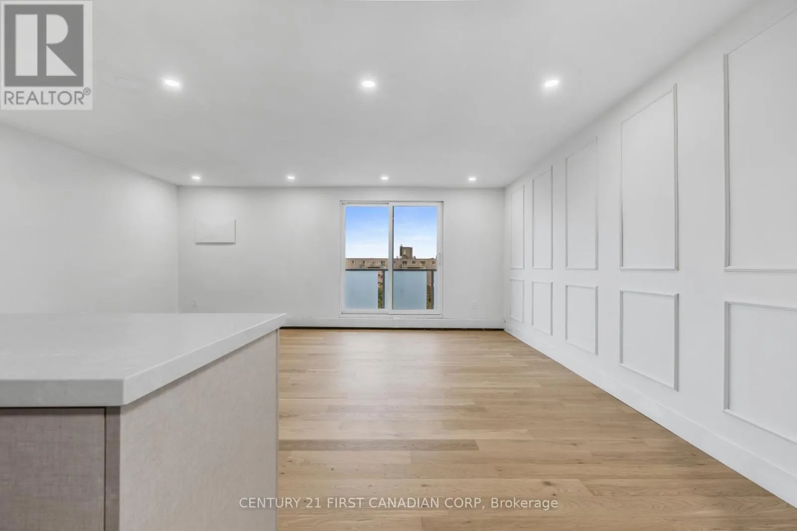 702 - 563 MORNINGTON AVENUE, #702