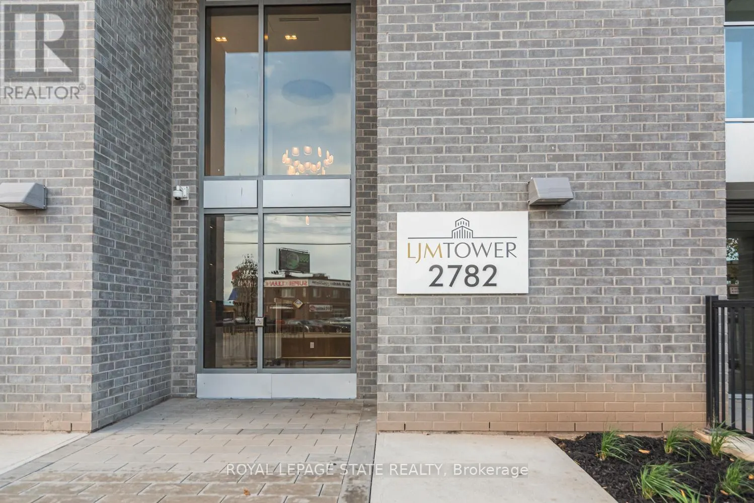 813 - 2782 BARTON STREET E