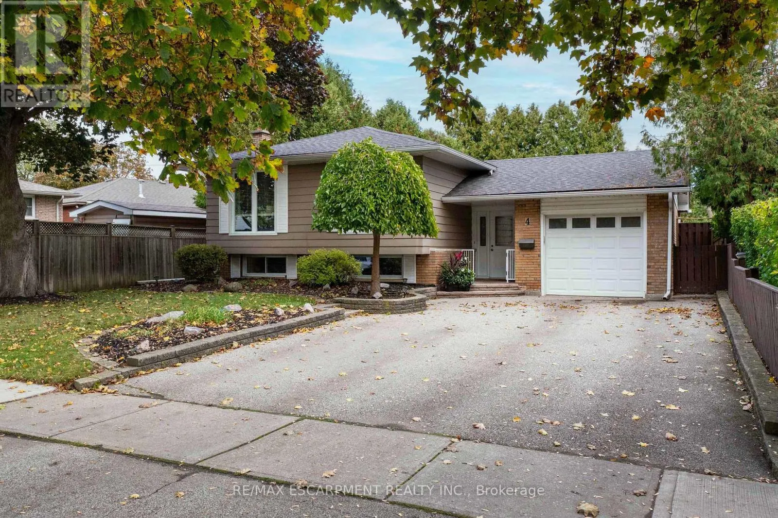 4 ADELAIDE AVENUE