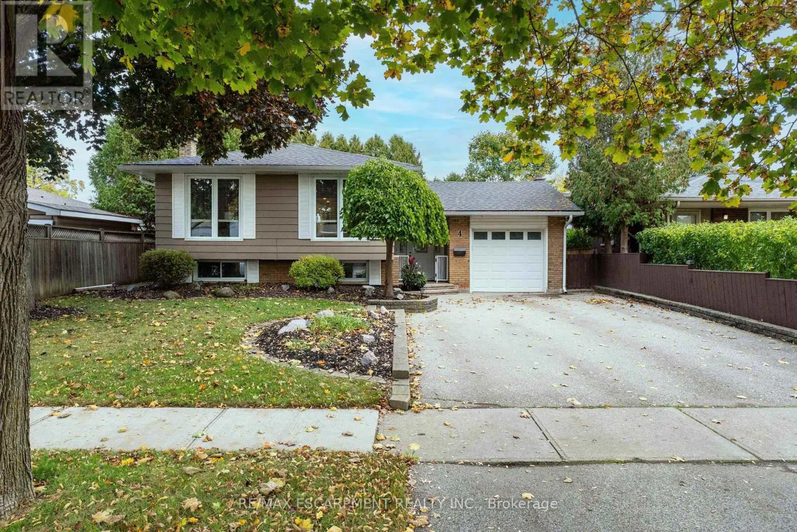 4 ADELAIDE AVENUE