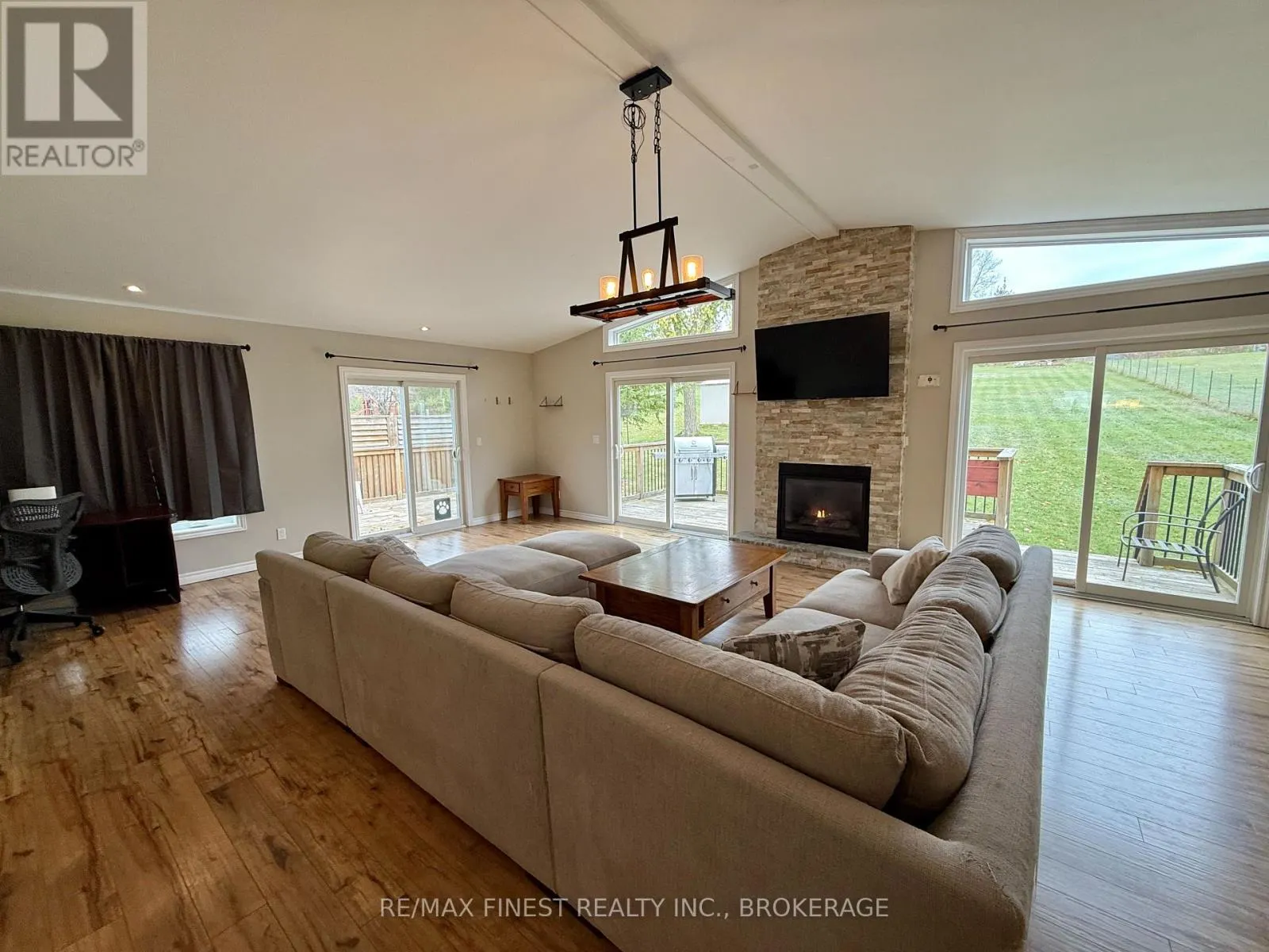 812 PALACE ROAD