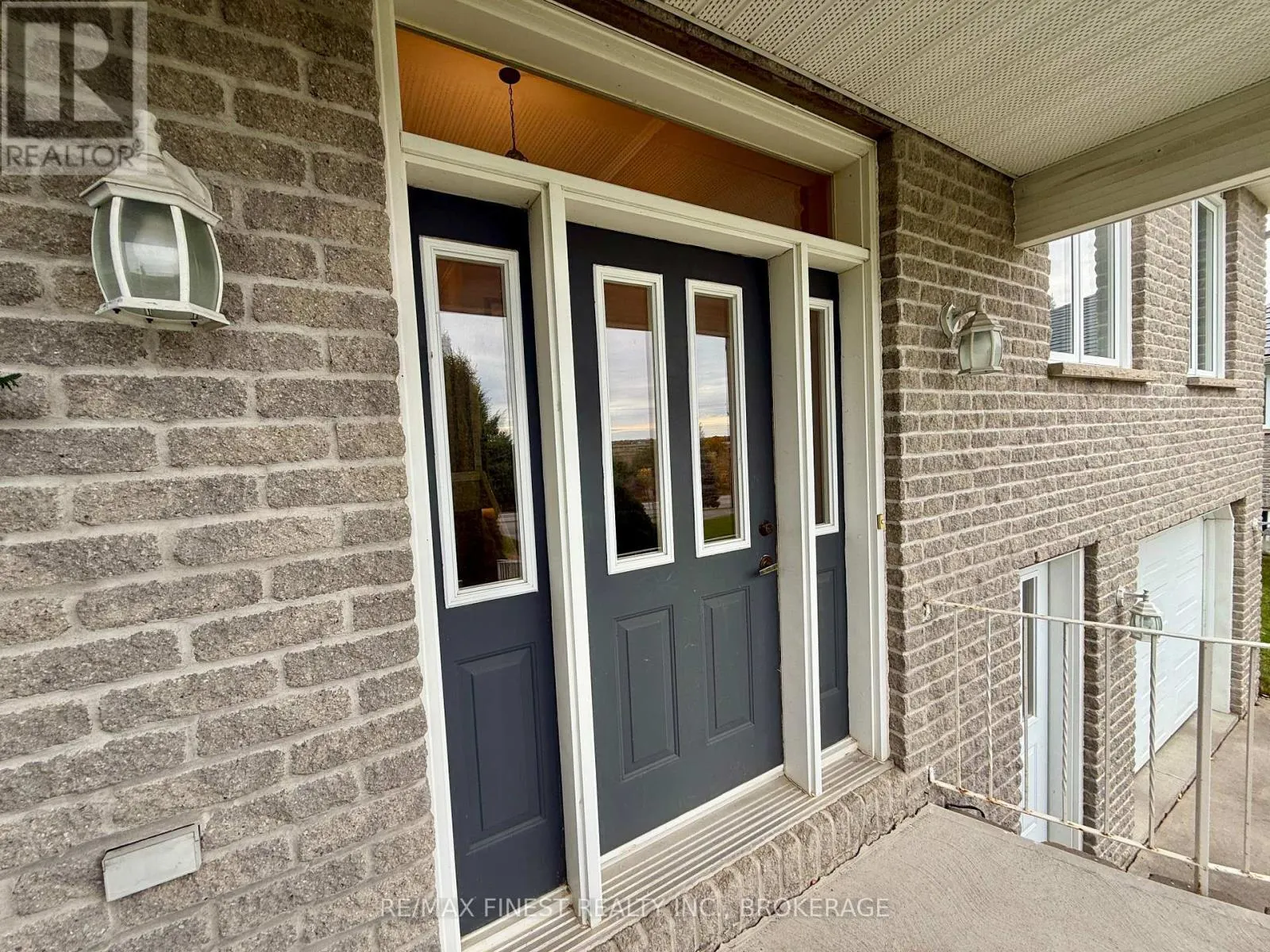 812 PALACE ROAD