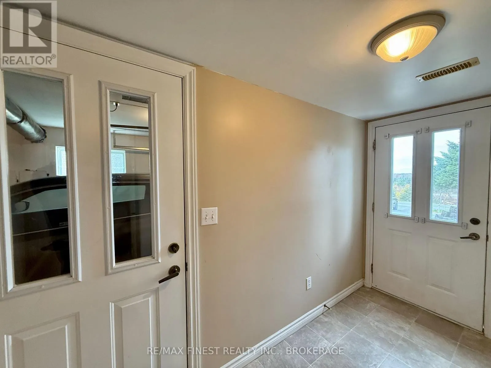 812 PALACE ROAD
