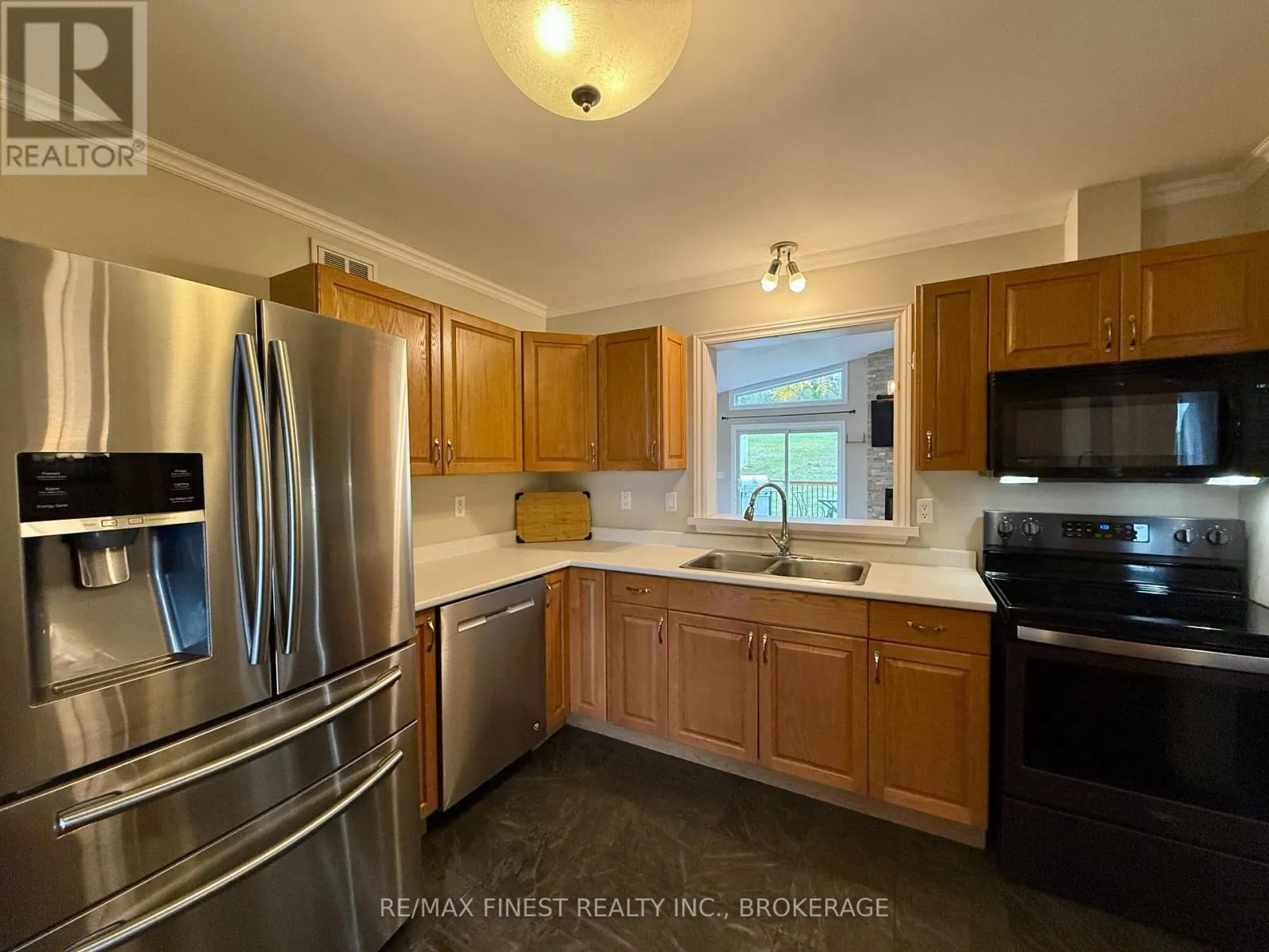 812 PALACE ROAD