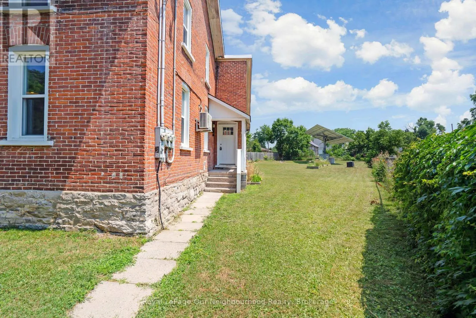 31 CANROBERT STREET N