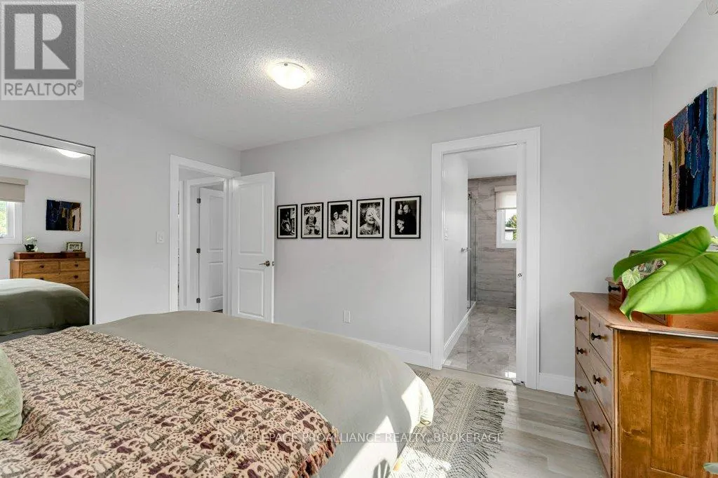 4 GLENAIRE MEWS