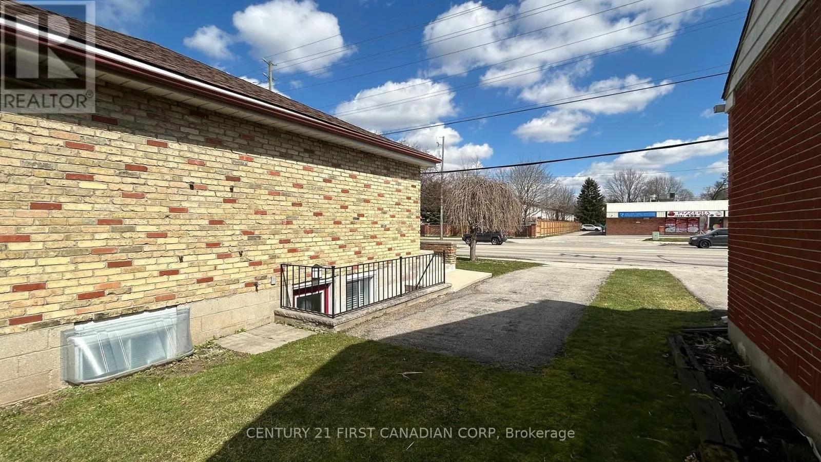 UNIT 3 - LOWER - 1473 ADELAIDE STREET N