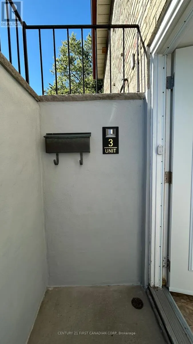 UNIT 3 - LOWER - 1473 ADELAIDE STREET N