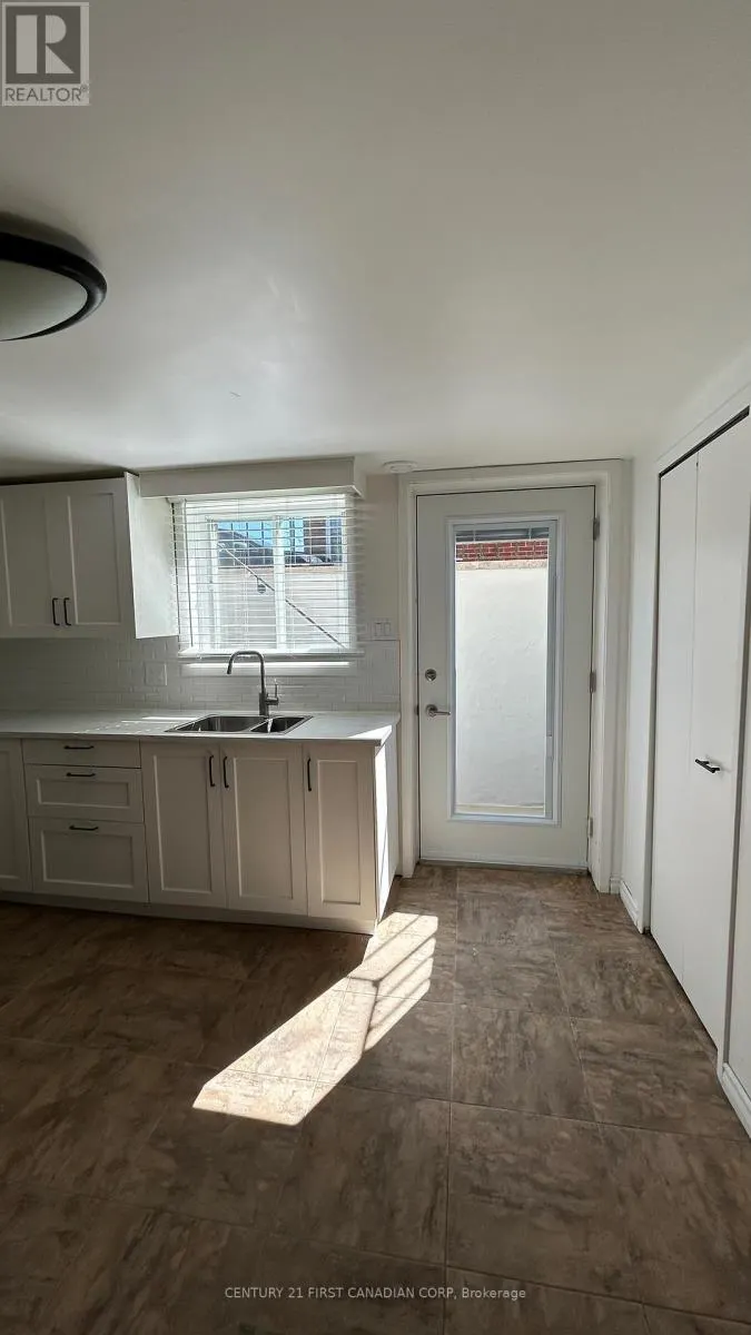 UNIT 3 - LOWER - 1473 ADELAIDE STREET N