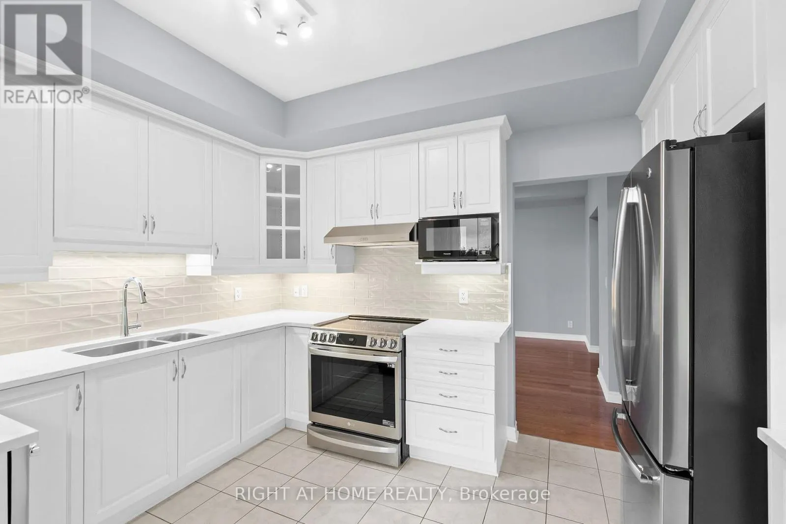 703 - 136 DARLINGTON PRIVATE SE