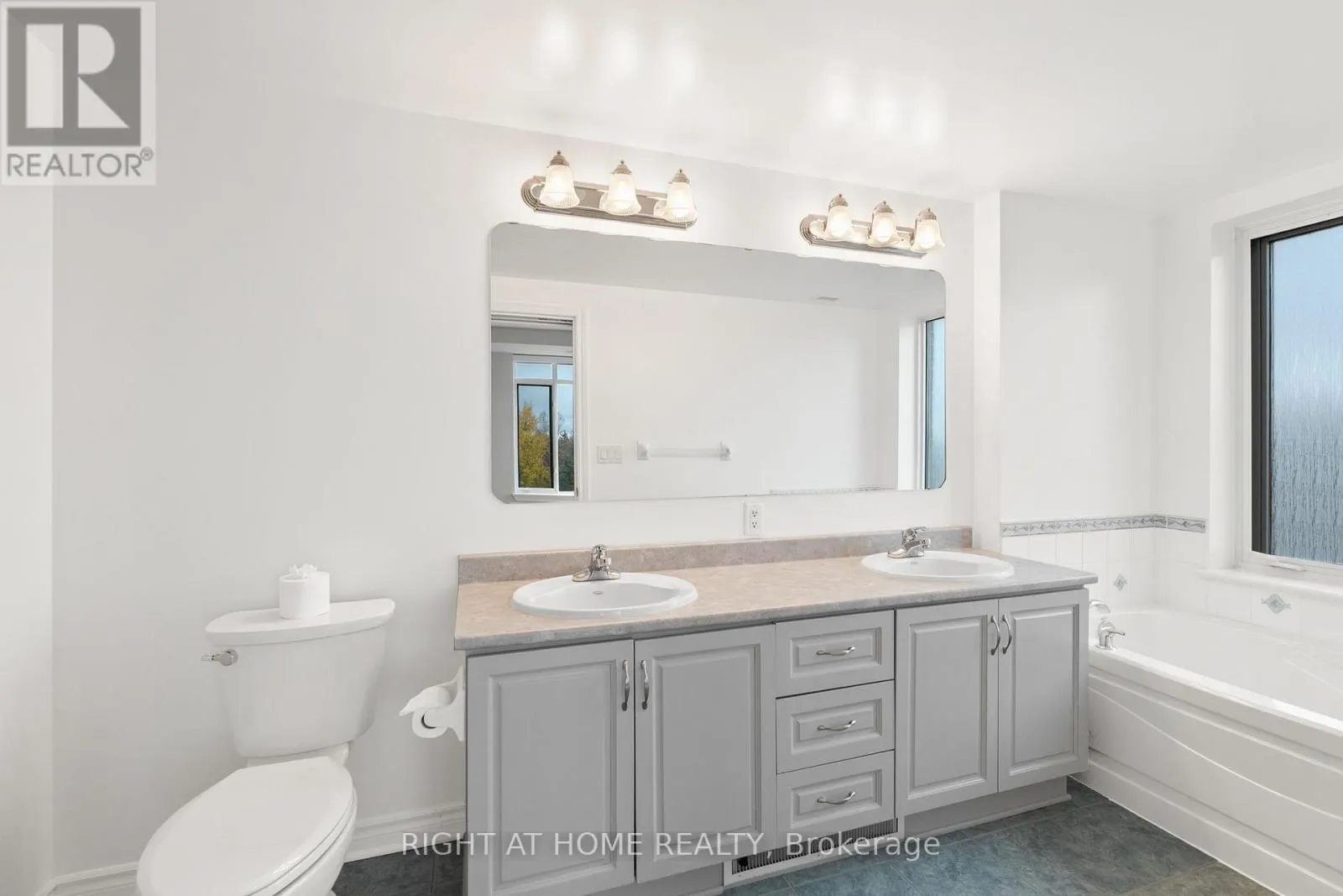 703 - 136 DARLINGTON PRIVATE SE