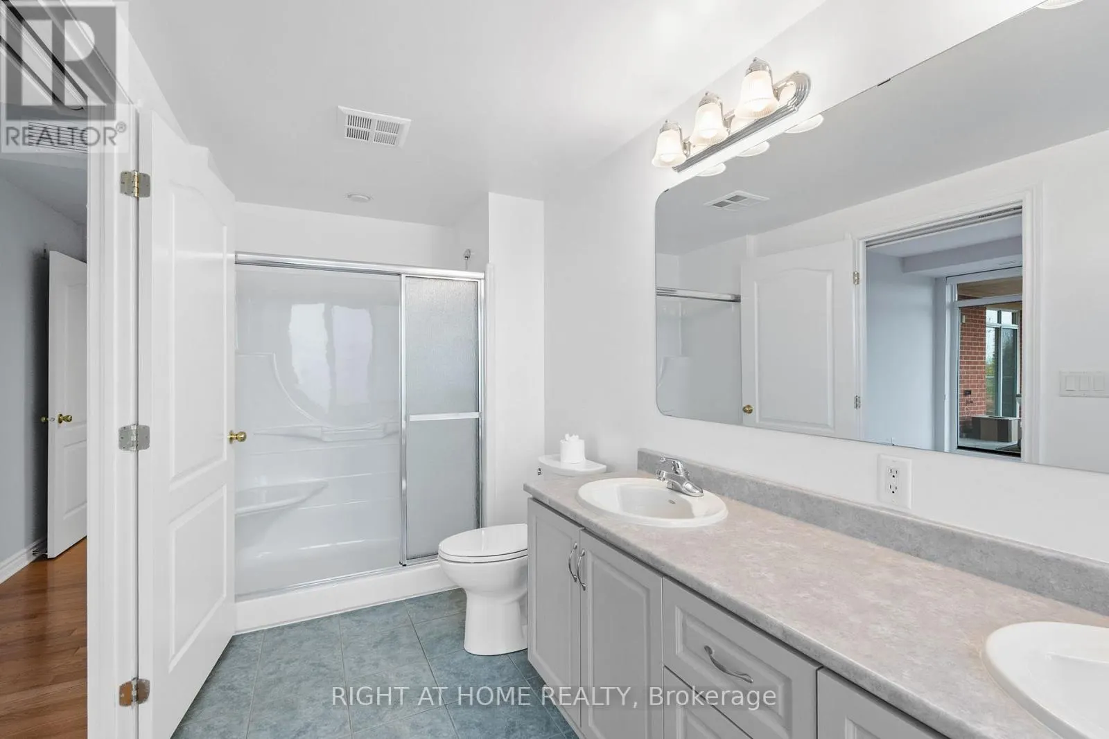 703 - 136 DARLINGTON PRIVATE SE