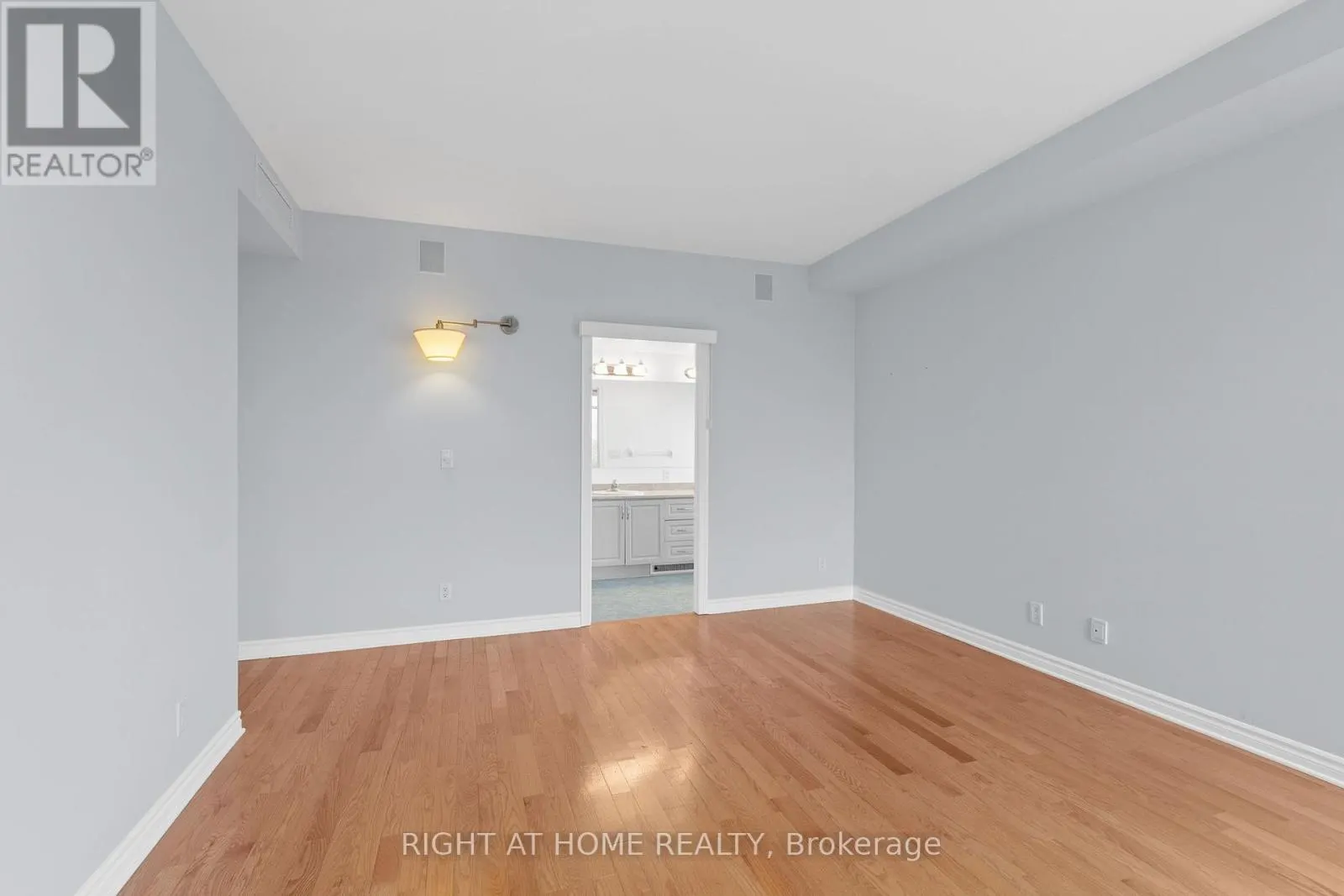 703 - 136 DARLINGTON PRIVATE SE