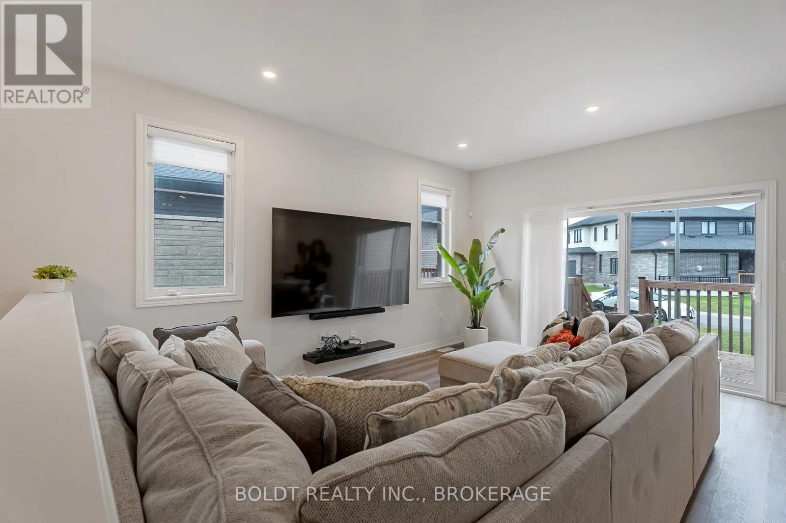 80 SUMMERSIDES BOULEVARD