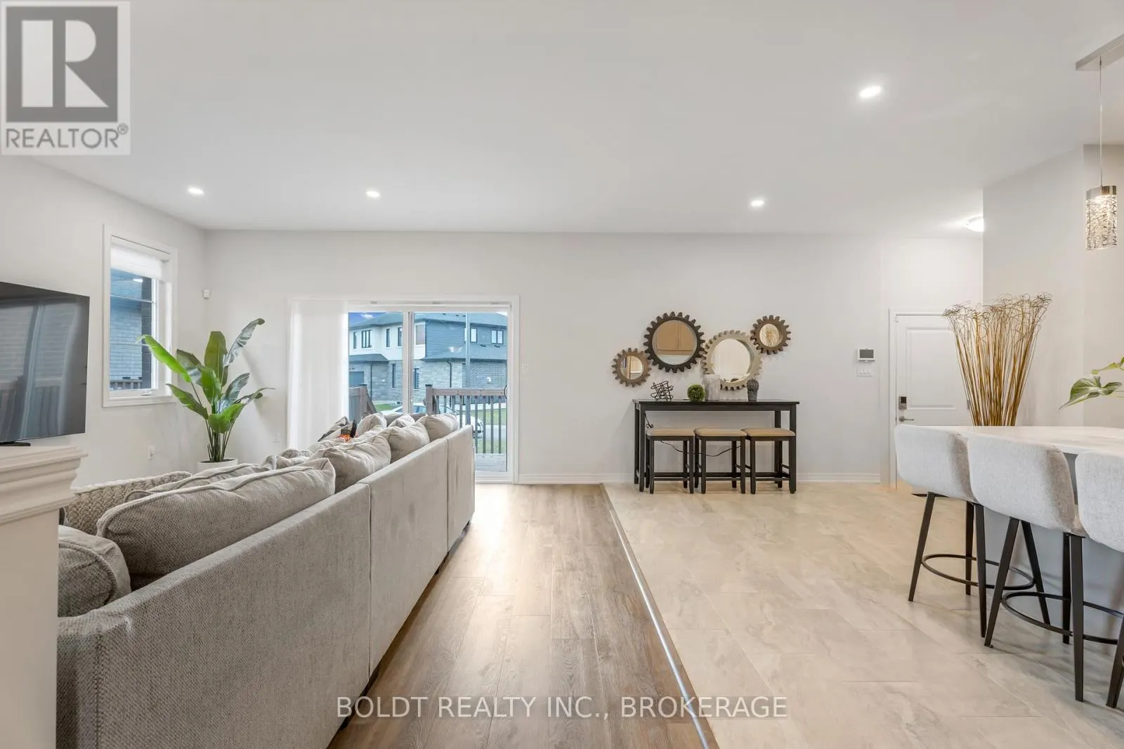 80 SUMMERSIDES BOULEVARD