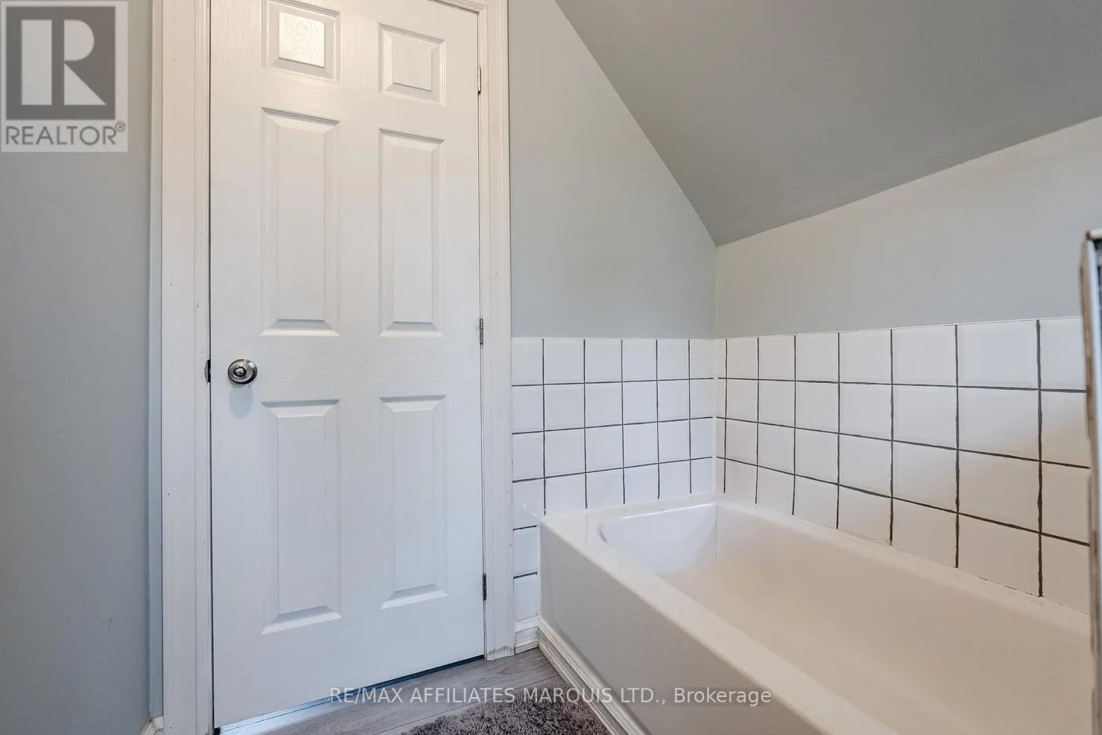 18 MECHANIC STREET W