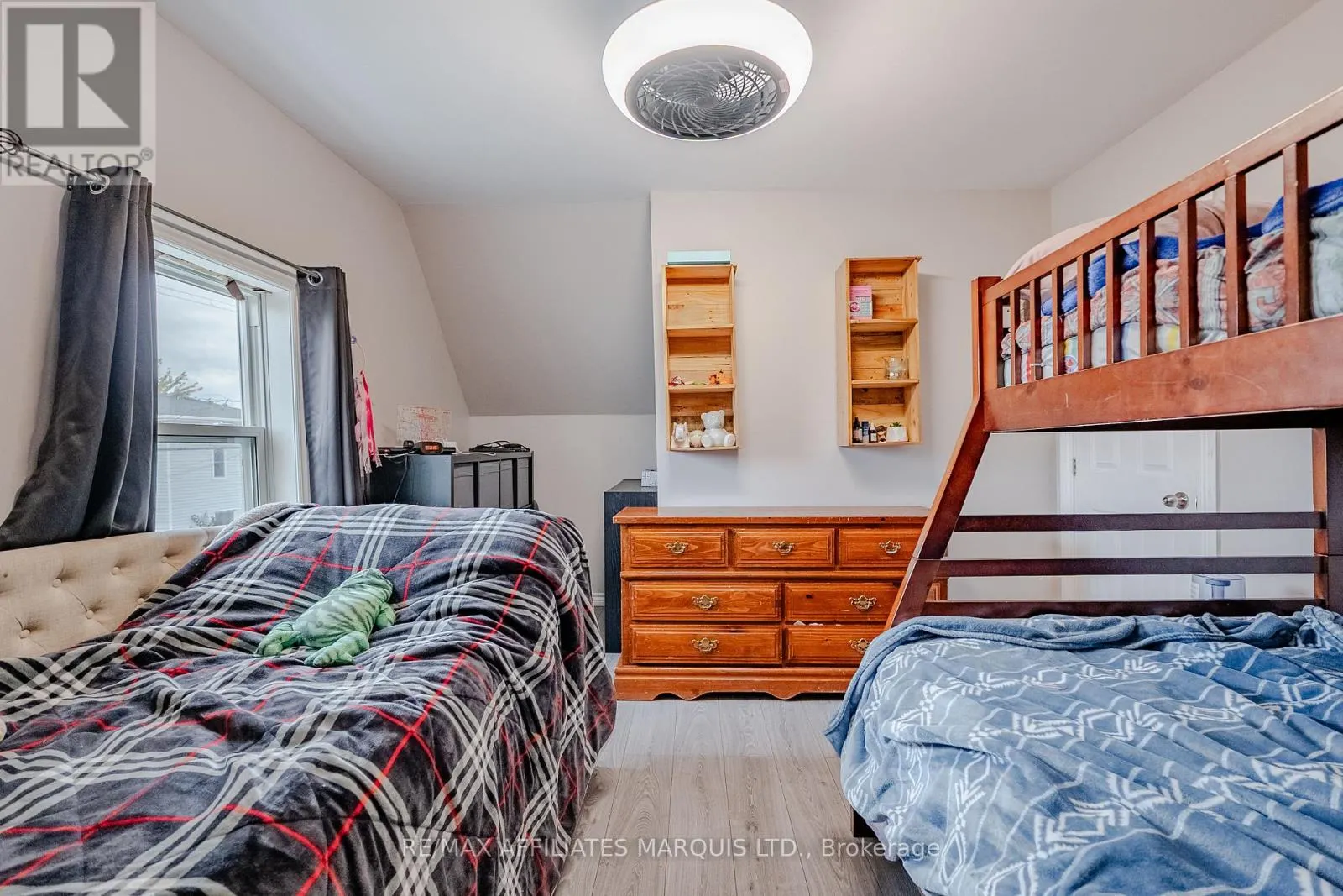 18 MECHANIC STREET W