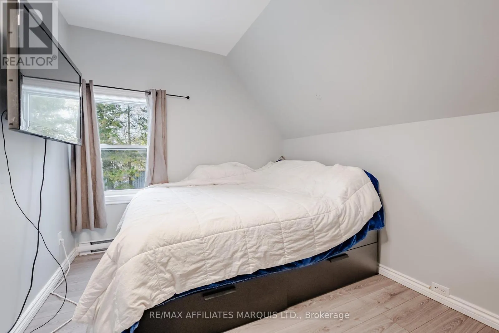 18 MECHANIC STREET W