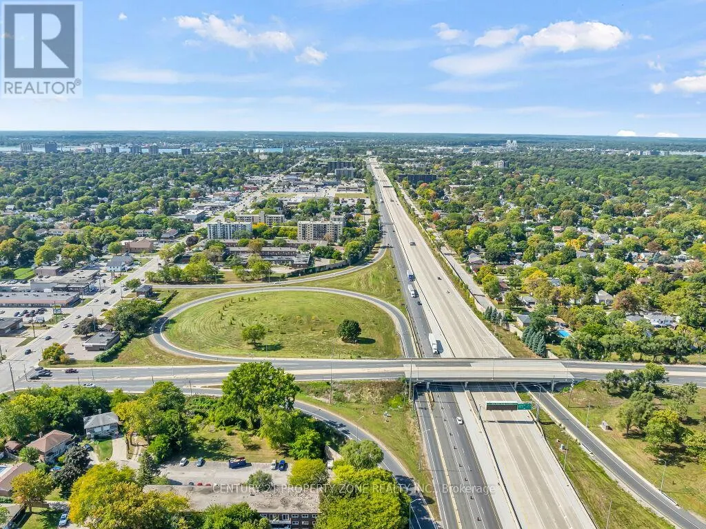 1002 EASTLAWN AVENUE