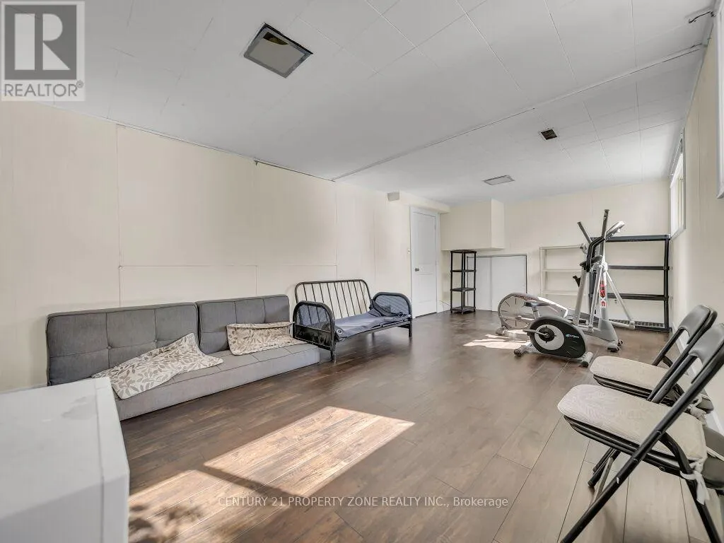 1002 EASTLAWN AVENUE